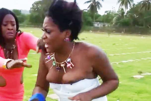 608px x 405px - Downblouse Jamaican girls fight over a dead man with boobs out